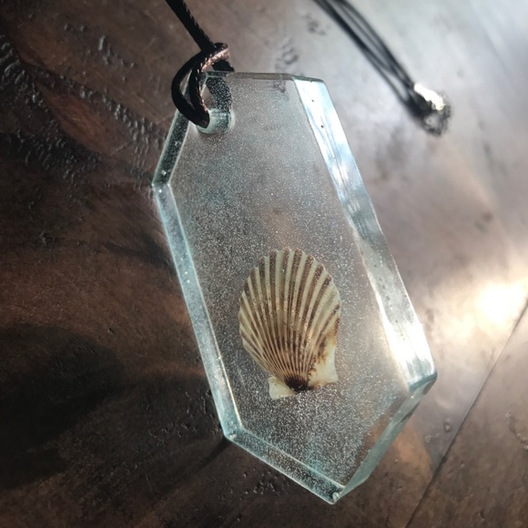 Shell Necklace - Picture 2 of 3